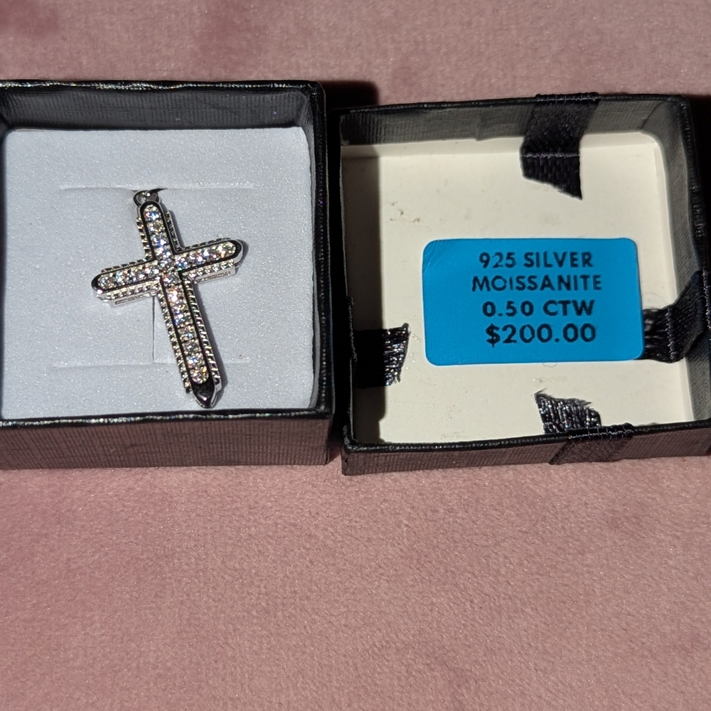 Elegant Silver Cross Pendant with Moissanite